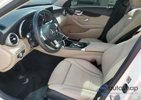 2017 Mercedes-Benz C 300 z USA, uszkodzony, nr VIN 55SWF4JB6HU218729